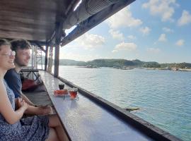Ekas beach floating room and restaurant, barco en Ekas