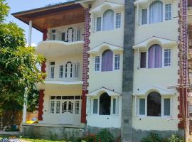 New Zamrood Holiday Home, perhehotelli kohteessa Srinagar