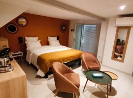 Room in Guest room - chambre du moulin brochat, hotelli, jossa on pysäköintimahdollisuus 