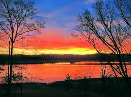 Amazing New House - Waterfront Getaway + Boat Dock, Hotel in Dandridge