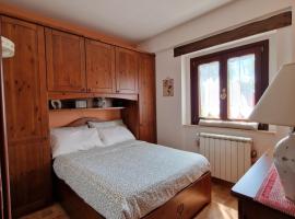 La Libellula apartment (Il tuo Chalet sul colle)、カステル・ディ・サングロのアパートメント