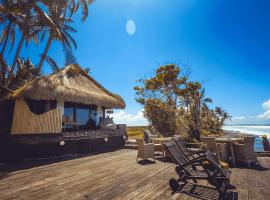Beachfront Villa Nixie and the Sea Tabanan – hotel w mieście Tabanan