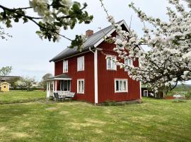 Cozy red cottage in the countryside outside Vimmerby, hotelli, jossa on pysäköintimahdollisuus kohteessa Gullringen