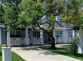 The Blue Cottage Akarattya – domek wiejski w mieście Balatonkenese