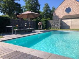 landelijke villa met zwembad en gezellige openhaard, holiday home in Zemst