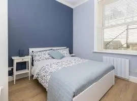 Stunning 2 bedroom Town Centre Apartment - Sleeps up to 5 People - 5 Minutes to the Best Beach! - Great Location - Fast WiFi - Smart TV - Newly Refurbished - sleeps up to 5! Close to Bournemouth & Poole Town Centre & Sandbanks