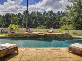 The REZORT-Ideal for Exclusive Events Feat. Pool, Gym, Fire Pit & More!, hotelli, jossa on porealtaita kohteessa Lawrenceville