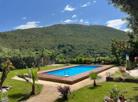 Casa De Crescenzo con piscina, hotel con parking en Bellona