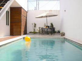 2ndhome, medencével rendelkező hotel Celayában