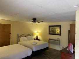 Viesnīca JI9, a Queen Guest Room at the Joplin Inn at entrance to the resort Hotel Room pilsētā Mount Ida