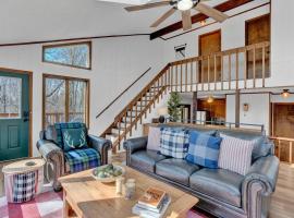 Serene & Fun Family Gem ~ Big Bass Lake Community!, villa i Gouldsboro