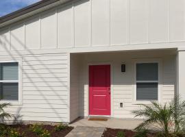 Inviting, newly built, dog-friendly home with patio, central AC & great location, hotel en Moultrie Junction