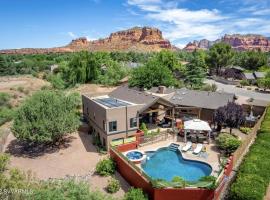 Large Sedona Property with Private Pool! 7 Bedrooms!, hotel para golfe em Sedona