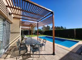 Casa en Club de Campo. Parque y Pileta., hotel in San Nicolás de los Arroyos