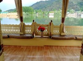 Raja's Palace Houseboat - Kashmir