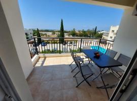 Stunning views' Apartment with Pool, hotel em Pafos