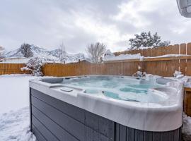 Modern home near UVU and BYU with hot tub and mountain views、オレムのホテル