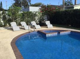 Home with heated pool close to beach and FLL airport, cabaña o casa de campo en Fort Lauderdale