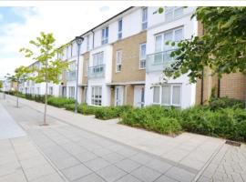 Beautiful Town House close to Heathrow, hotel in West Drayton