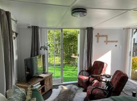 Orange Tree Cottage - garden hideaway, Cama e café (B&B) em Whanganui