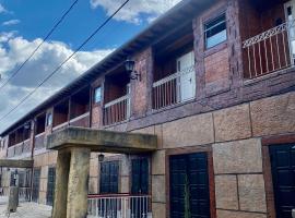 Apartamentos a 200m do centro - Hospedaria Villa da Pedra, Hotel mit Whirlpools in Tiradentes