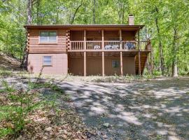 Pocono Mountain Cabin Rental Near Bushkill Falls!, hótel í Bushkill