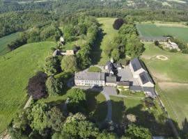 Annexe of a magnificent 17th farm tastefully renovated in the country, casa de temporada em Ouffet