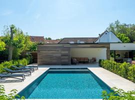 Luxury holiday home in Kortrijk with wellness and heated pool, отель в Кортрейке