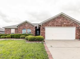 Family Home close to AT&T Stadium w Game Room and Large Patio, villa in Arlington