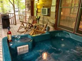 Cozy Cabin: River View with Hot Tub, vikendica u gradu Dalonega
