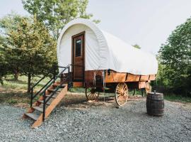 Heated & AC Full Bathroom Covered Wagon, casa de férias em Penn Yan