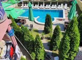 Poseidon Apartment - Pool Access & Free Parking