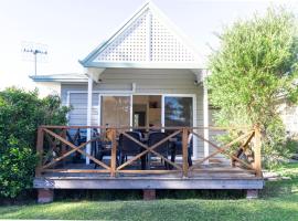 Berrara Lagoon Front Chalet, chalet i Berrara