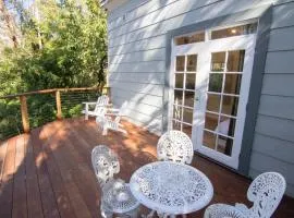 Bottlebrush Cabin, cosy private cabin in the trees