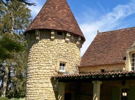 Le Petit Chateau - adults only property, feriebolig i Le Bugue