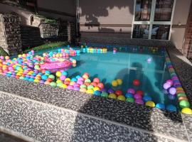 Ria homestay & kids pool, departamento en Alor Setar