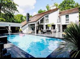 Villa piscine/jacuzzi aux portes de Paris., hotell i Lamorlaye