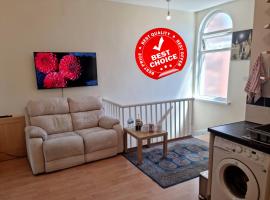 2 Bedroom 4 Beds Family Flat Free Parking & Fast Wi-Fi Self-Check-in Cosy & Spacious, hotel in Rochdale