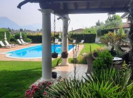 B&B Villa Fiorini, hotel a prop de Gardagolf Country Club, a Moniga