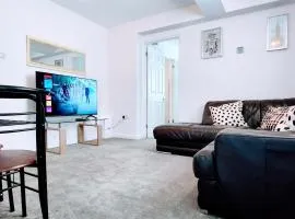 1 Bedroom Annex - Close to Frimley Hospital - Private Entrance