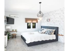 Dzīvoklis “Shiny” sea view apartment at Istron pilsētā Ajosnikolaja