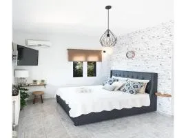 “Shiny” sea view apartment at Istron