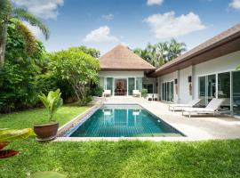 Balinese Style 3BR Villa Morning Forest, Nai Harn, feriebolig i Rawai Beach