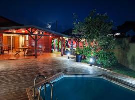 La Villa Holiday, 10 personnes, piscine patio bar terrasse, hotel familiar en Sainte-Rose