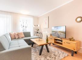 Komplett neu ausgestattete Ferienwohnung für 2 Personen - mit Boxspringbett, zwei Flat-TVs und Parkplatz, hotel in Heringsdorf