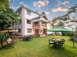 StayVista's Tree Tops & Tea Trails - Mountain-View Villa Amidst Tea Plantation with Telescope & Gazebo, rumah percutian di Darjeeling