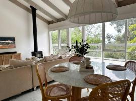 Seaview Treehouse - three minute walk to the beach, villa i Lorne