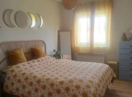 Apartamento en Plentzia en barrio muy tranquilo con aparcamiento gratuito y al lado del metro, apartman u gradu Elejalde