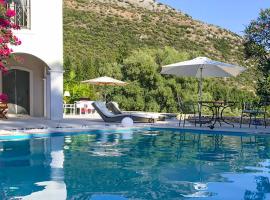 Secluded Villa Amadeus,hammam & tennis, hotel i Poros