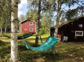 Charmig gård med bastu, strandtomt och utedusch i naturskönt område, hotel ve Svegu